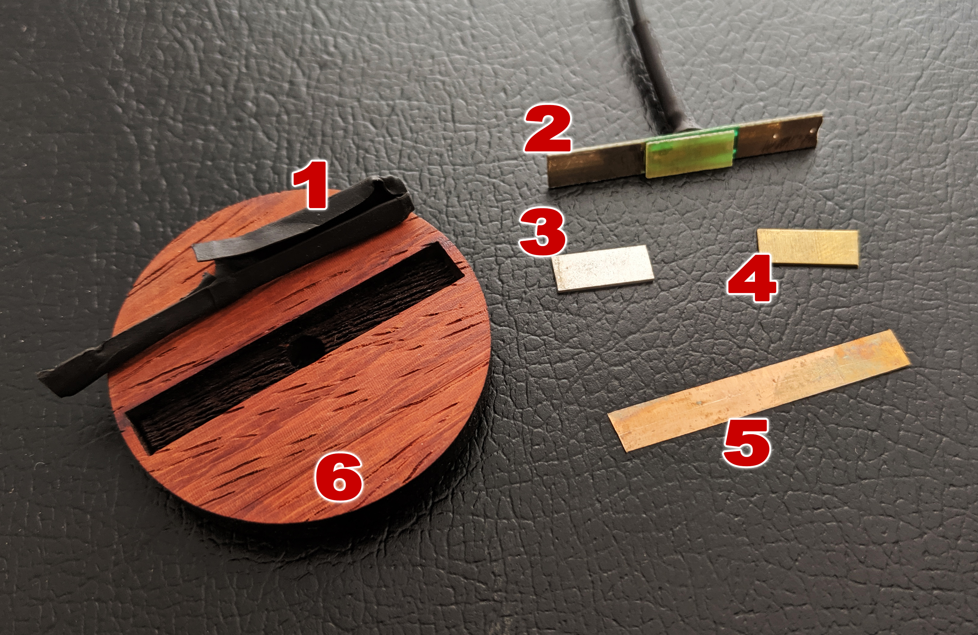 Annotated view of the Inner parts of a violin-style rod piezo